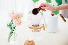 تحميل الصورة في عارض المعرض ،هاريو - وعاء تقطير زجاجي V60 02 - حامل من خشب الزيتون