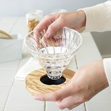 تحميل الصورة في عارض المعرض ،هاريو - وعاء تقطير زجاجي V60 02 - حامل من خشب الزيتون